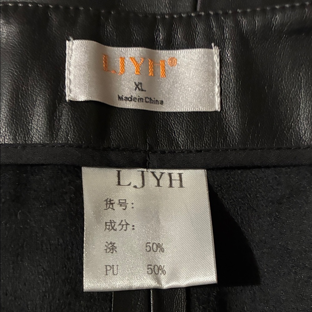 Chic Black Pencil Skirt - Picture 2 of 5